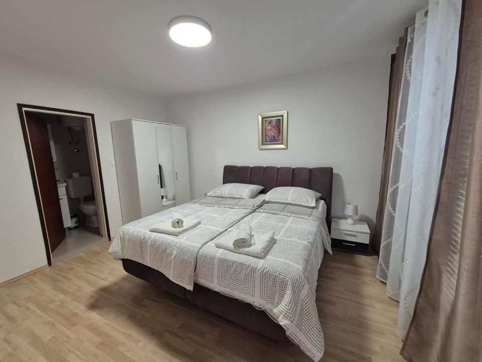Apartments Velinka Mundanije Exterior foto