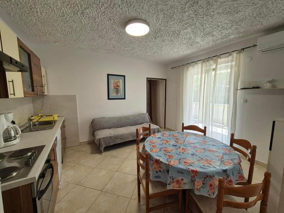 Apartments Velinka Mundanije Exterior foto